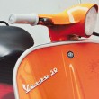 Tableau Vespa Orange dans une Ruelle Pittoresque Tableaux Design Gali Art